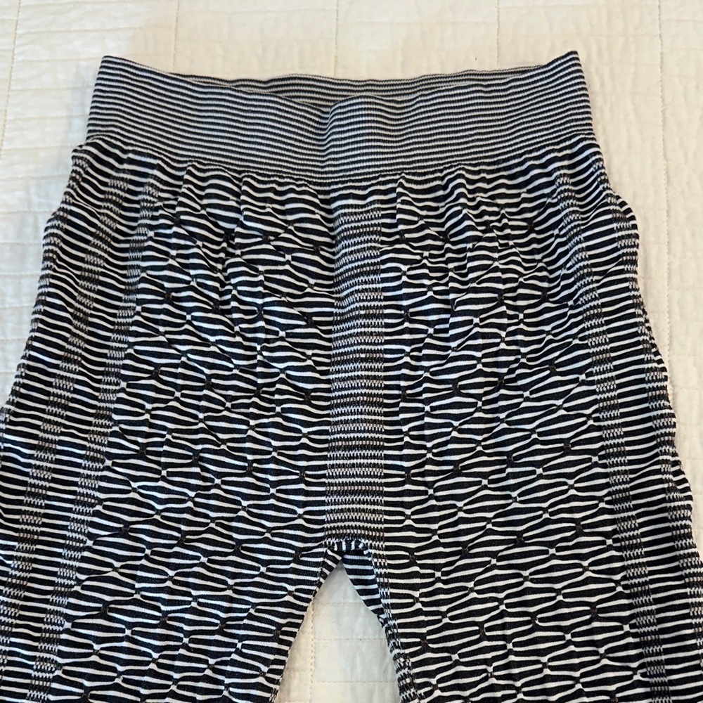 Urban Mango O/S Patterned Tight Black Stripe EUC - Picture 2 of 5